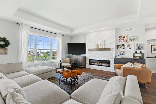 1320 Foxwood PASS, Oconomowoc, WI 53066
