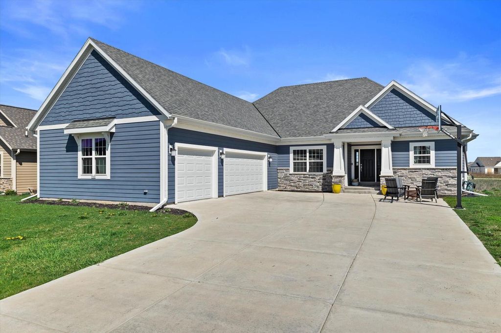 1320 Foxwood PASS, Oconomowoc, WI 53066
