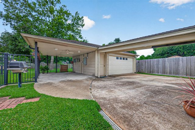16217 Lakeview Drive, Jersey Village, TX 77040