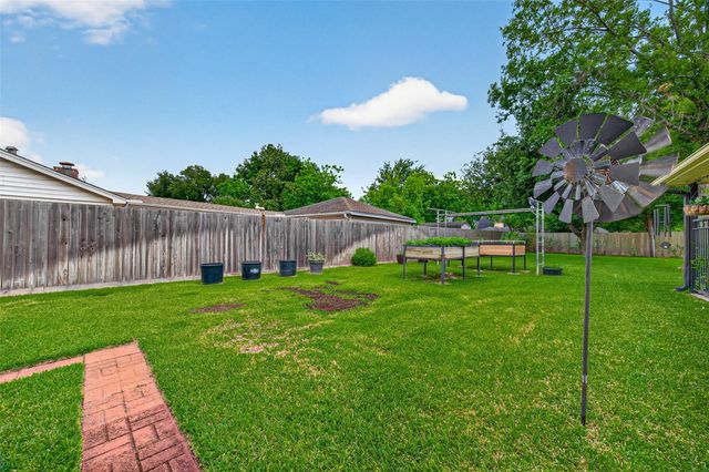 16217 Lakeview Drive, Jersey Village, TX 77040