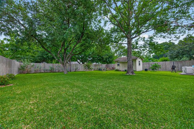 16217 Lakeview Drive, Jersey Village, TX 77040