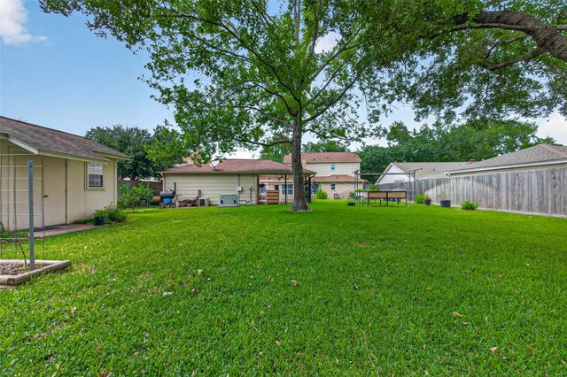 16217 Lakeview Drive, Jersey Village, TX 77040