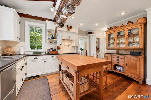 2 Pomperaug Road, Woodbury, CT 06798