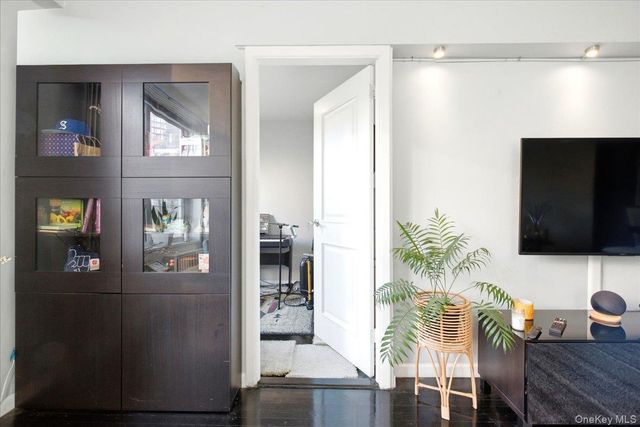 66-15 Thornton Place 4G, Rego Park, NY 11374