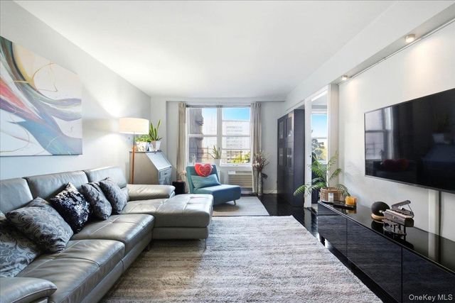 66-15 Thornton Place 4G, Rego Park, NY 11374