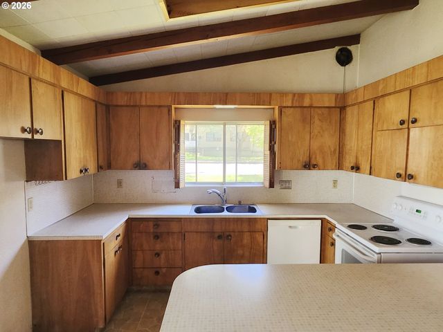 619 N MORTON St, Newberg, OR 97132