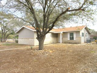 301 Mockingbird, Devine, TX 78016