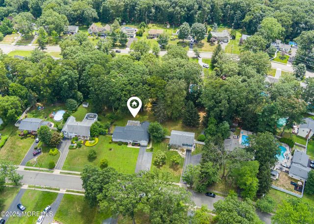 10 Locust Grove Lane, Manalapan, NJ 07726