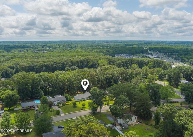 10 Locust Grove Lane, Manalapan, NJ 07726