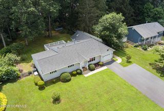 10 Locust Grove Lane, Manalapan, NJ 07726