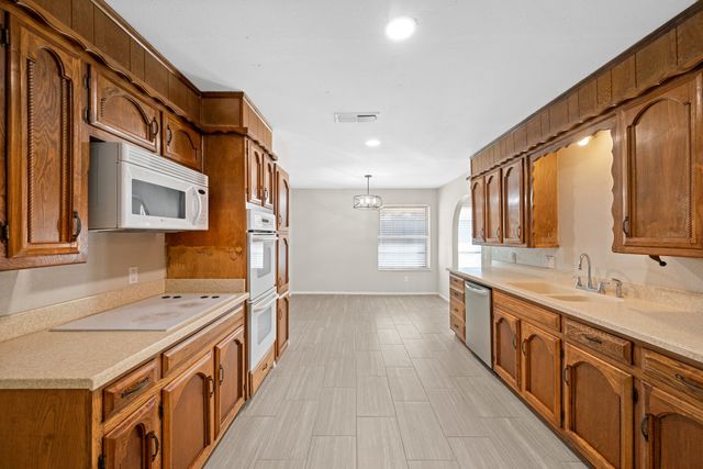 2001 San Jacinto Drive, Arlington, TX 76012