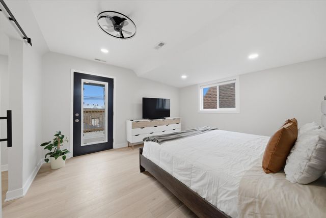 2721 N Western Avenue, Chicago, IL 60647