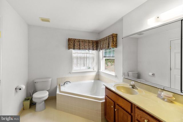 106 DAFFODIL DR, East Stroudsburg, PA 18301