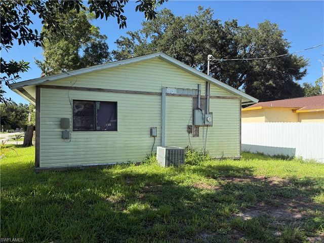 406 San Diego ST, North Fort Myers, FL 33903