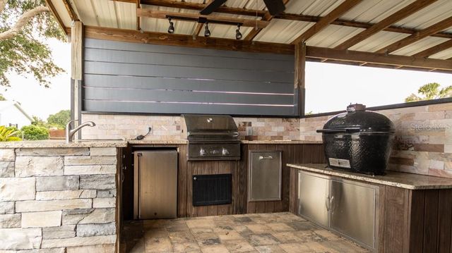 812 JAMESON ROAD, Lithia, FL 33547