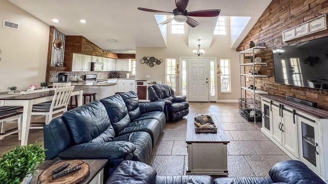 812 JAMESON ROAD, Lithia, FL 33547