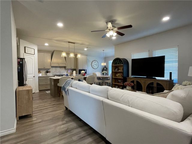 7906 Pruet Dr, Corpus Christi, TX 78414