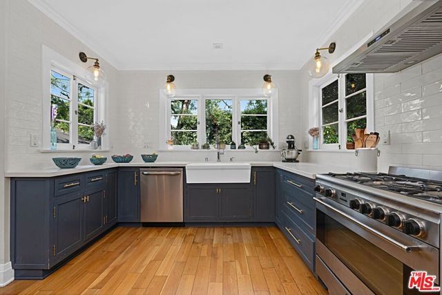 379 N Ridgewood Place, Los Angeles, CA 90004