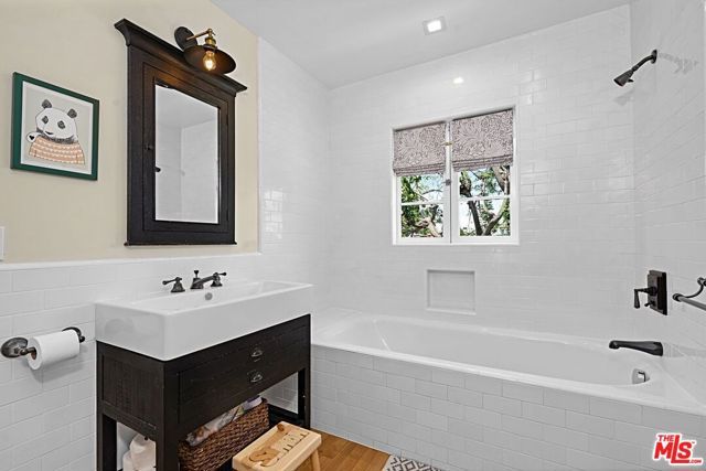 379 N Ridgewood Place, Los Angeles, CA 90004