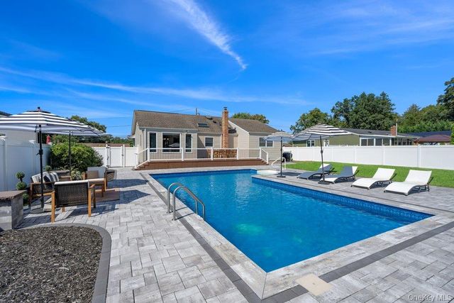 21 Seusing Boulevard, Ronkonkoma, NY 11779