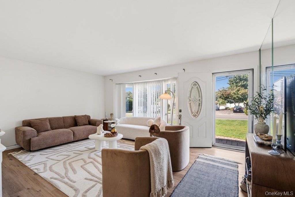 21 Seusing Boulevard, Ronkonkoma, NY 11779 — photo 3