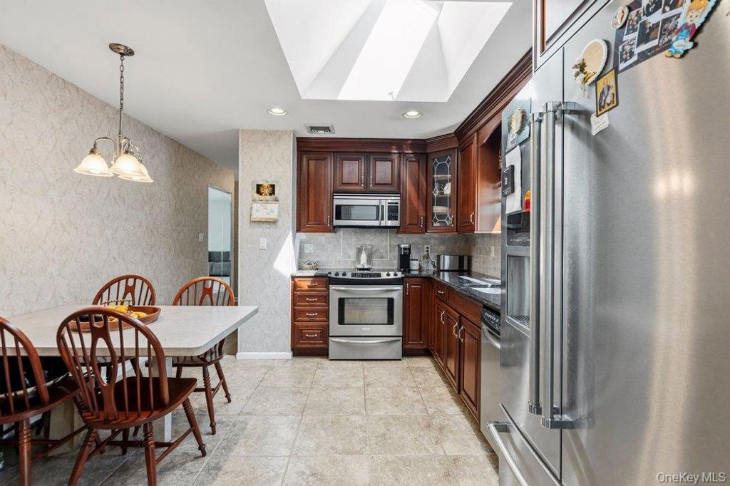 21 Seusing Boulevard, Ronkonkoma, NY 11779 — photo 4