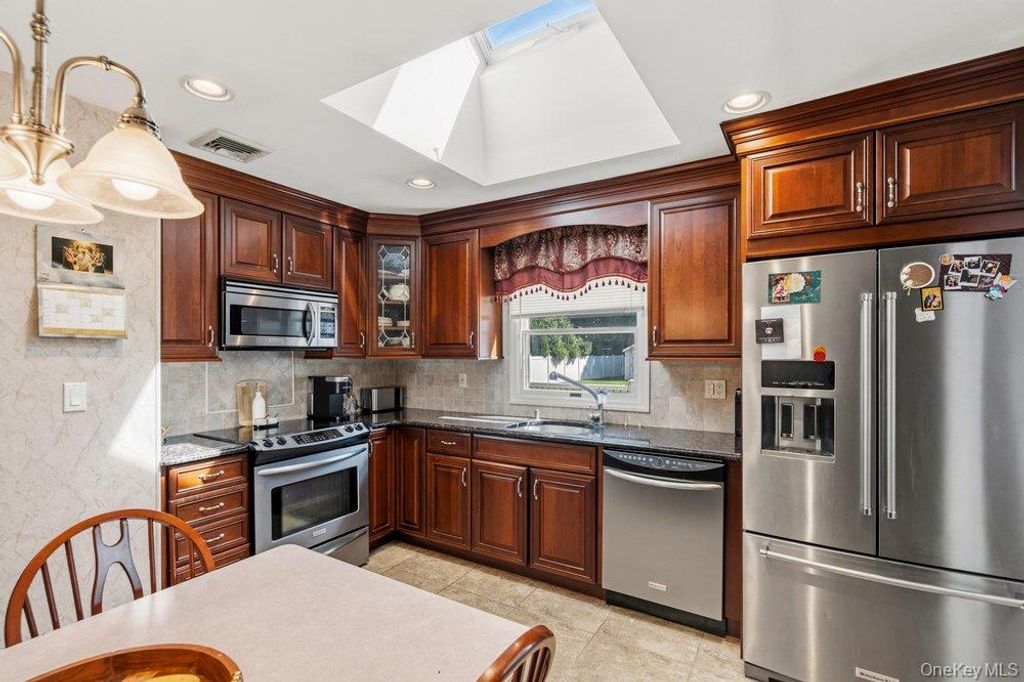 21 Seusing Boulevard, Ronkonkoma, NY 11779 — photo 5