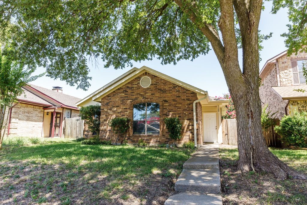 1129 Sandalwood Lane, Desoto, TX 75115