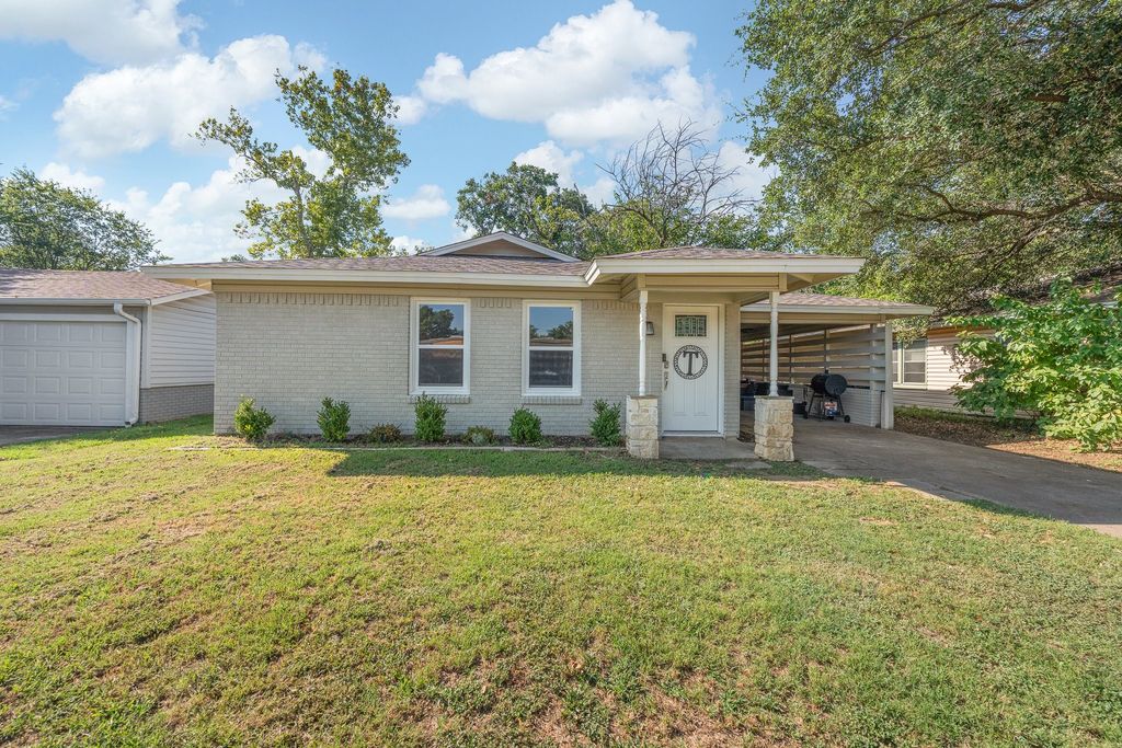 809 Phillips Street, Cleburne, TX 76033