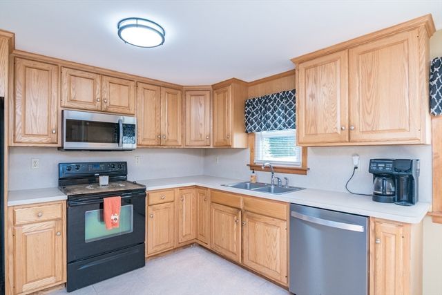 7 Kaolin Rd, Blandford, MA 01008