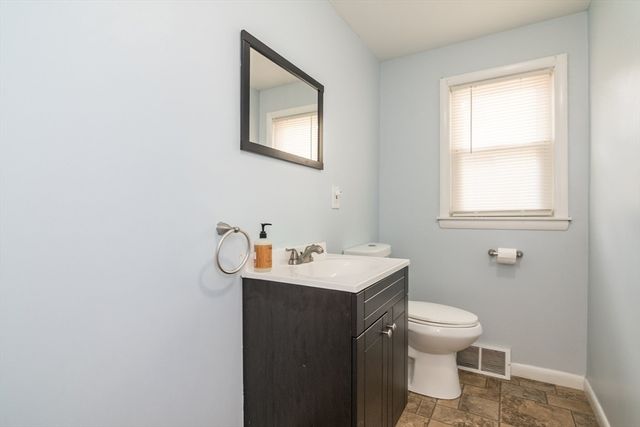 7 Kaolin Rd, Blandford, MA 01008