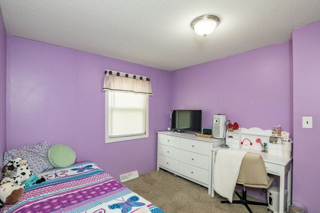 7 Kaolin Rd, Blandford, MA 01008