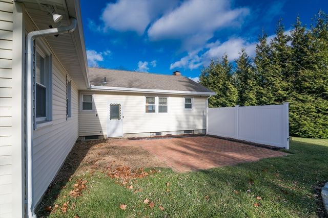 7 Kaolin Rd, Blandford, MA 01008