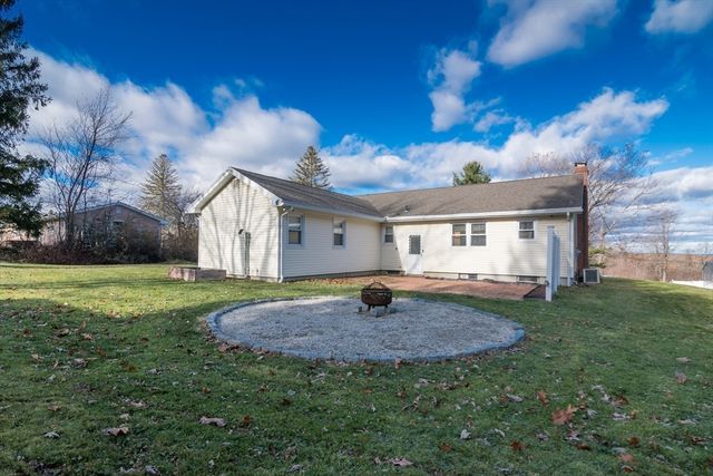 7 Kaolin Rd, Blandford, MA 01008