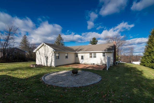 7 Kaolin Rd, Blandford, MA 01008