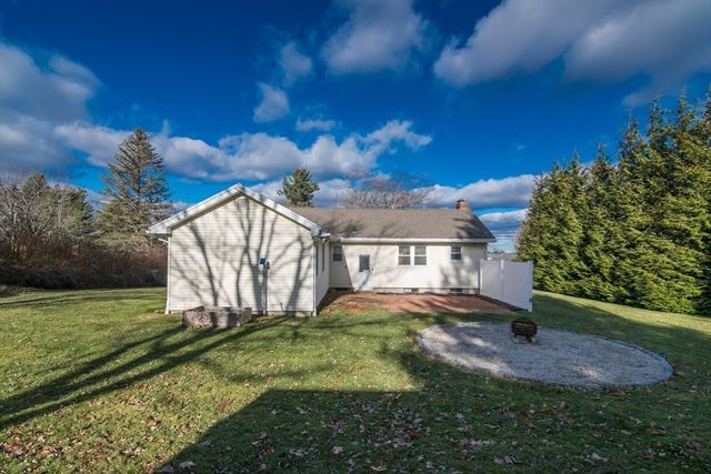 7 Kaolin Rd, Blandford, MA 01008