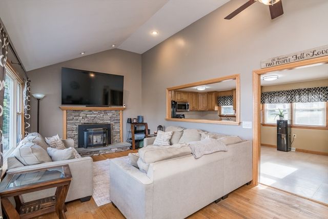 7 Kaolin Rd, Blandford, MA 01008