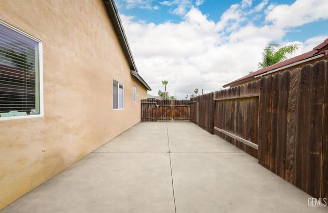 325 Dani Rose Lane, Bakersfield, CA 93308