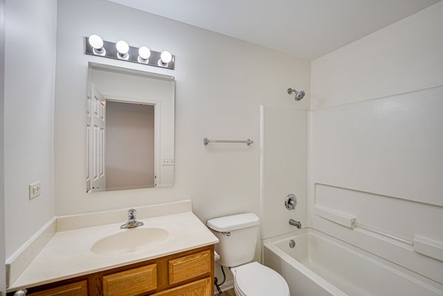 3821 Bailey Road 3821, Yorkville, IL 60560