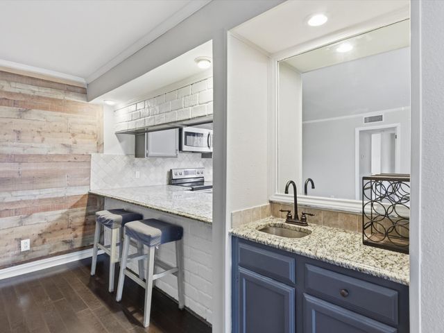 2713 Meadowstone Court, Carrollton, TX 75006