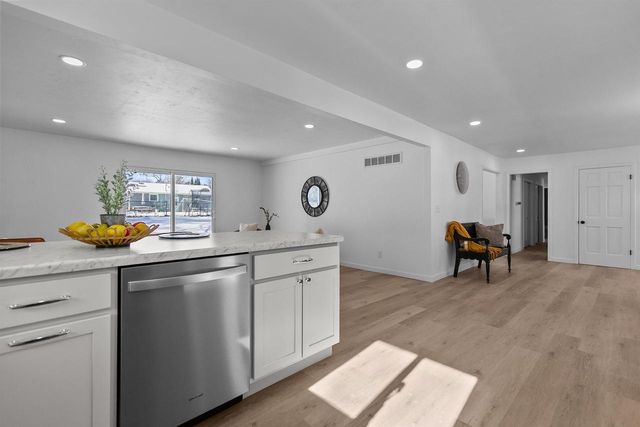 655 S PARK AVENUE, Neenah, WI 54956