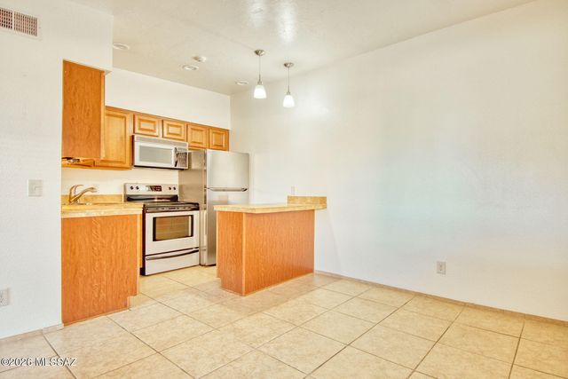 1810 E Blacklidge Dr Apt 219, Tucson, AZ 85719