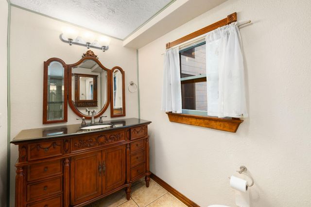816 W Adoue Street, Alvin, TX 77511