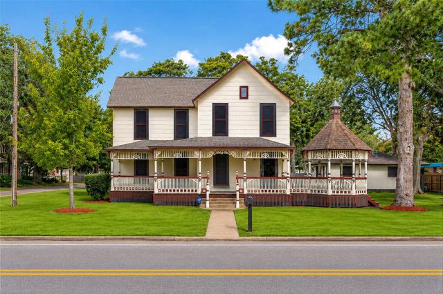 816 W Adoue Street, Alvin, TX 77511