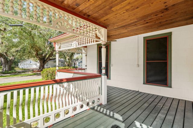 816 W Adoue Street, Alvin, TX 77511