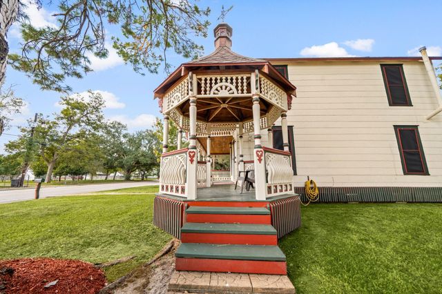816 W Adoue Street, Alvin, TX 77511