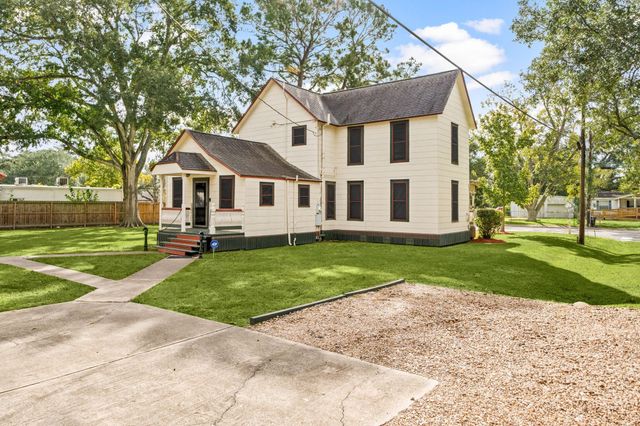 816 W Adoue Street, Alvin, TX 77511