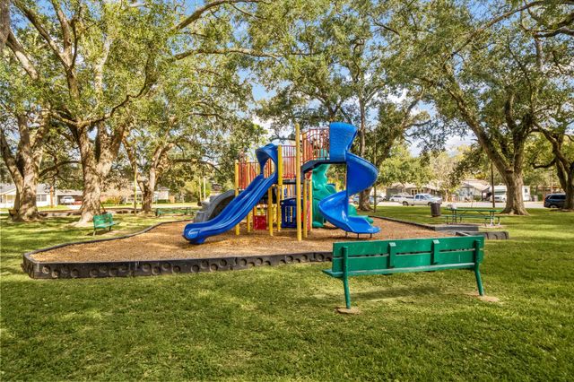 816 W Adoue Street, Alvin, TX 77511