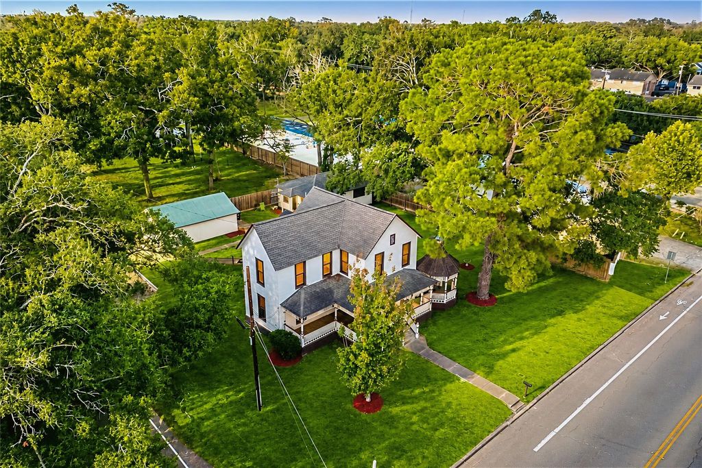 816 W Adoue Street, Alvin, TX 77511