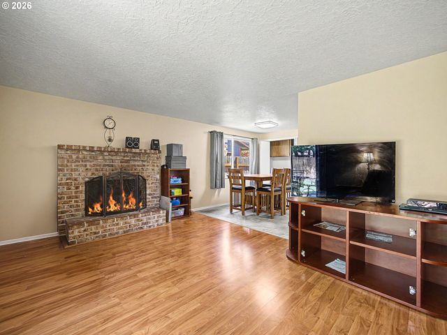 13725 Se CENTER St, Portland, OR 97236